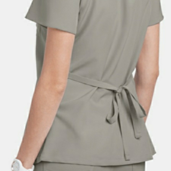 Flutter Sleeve Scrub top - Picture 3 of 4